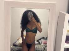 Africana bi ou com namorado