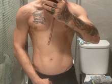 Oiii tenho 33 anos tatuado moreno corpo atlético